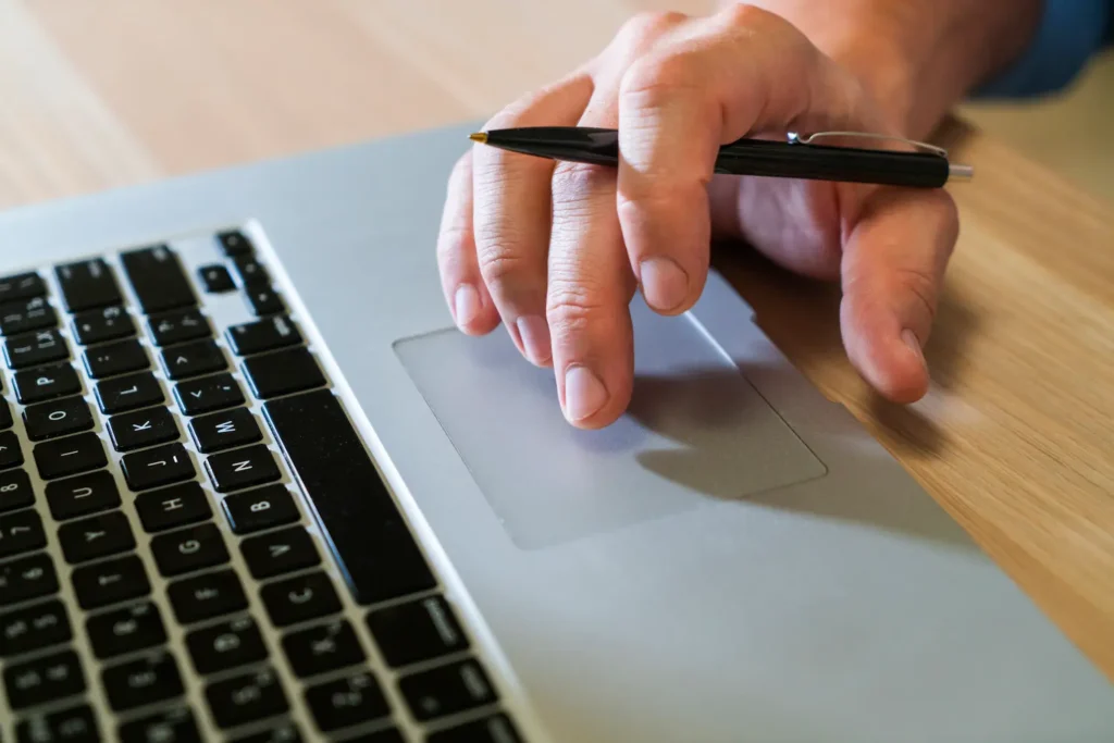 Mano de un asesor utilizando un certificado digital gracias al Reglamento eIDAS